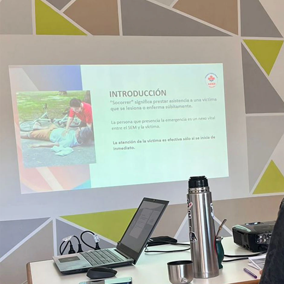 Factor Cero brindando una charla sobre cultura de respuesta inmediata y prevención.