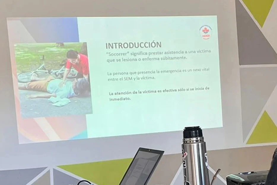 Certificación Internacional de RCP y DEA La imagen muestra una proyección de power point con material de rcp y dea